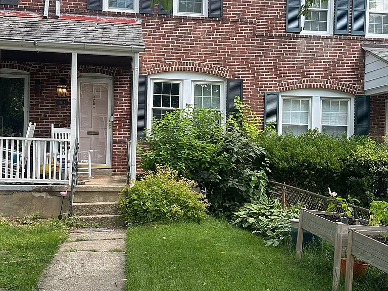 202 Willow Ave — Photo 1
