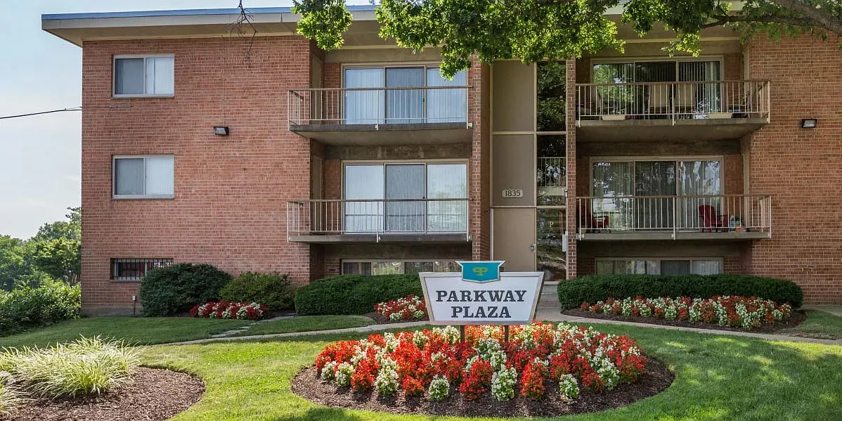 Parkway Plaza — Photo 1