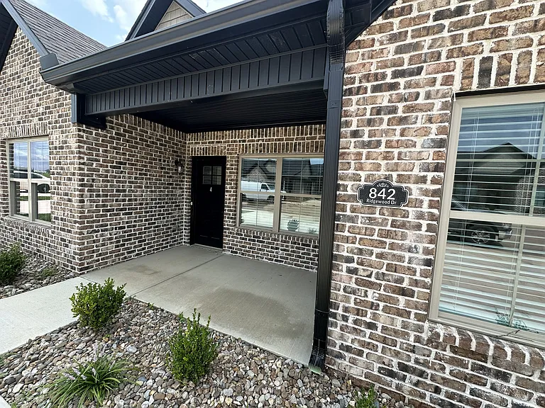 842 Ridgewood Dr #4 — Photo 1
