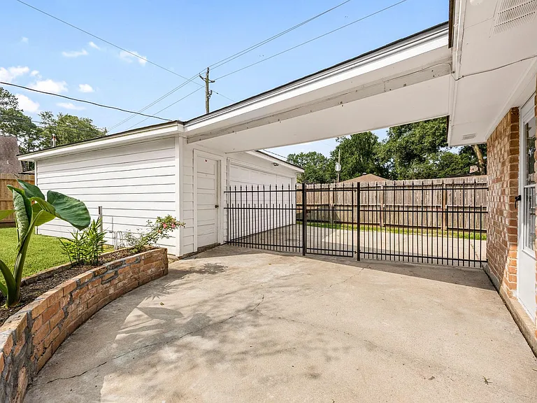5923 Pebble Springs Dr — Photo 39