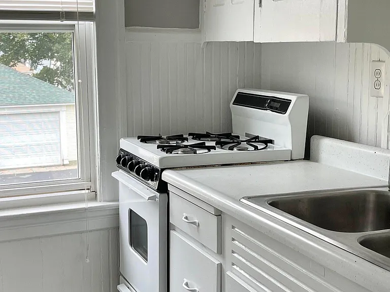 372 Elm St — Photo 6