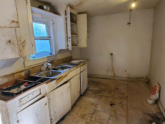 4th image of 7315 Parkes St