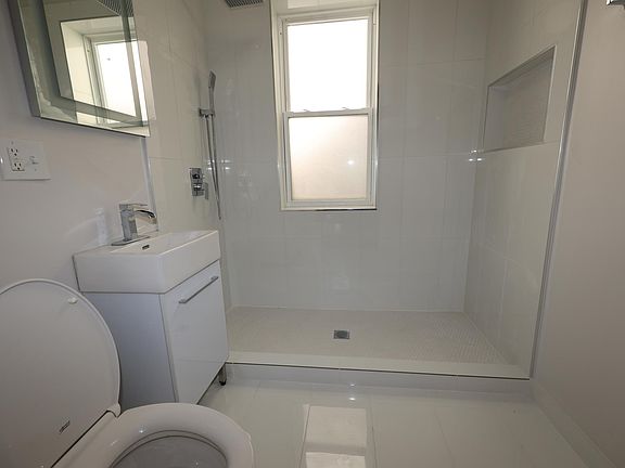 3rd image of 3418 W Franklin Blvd #2