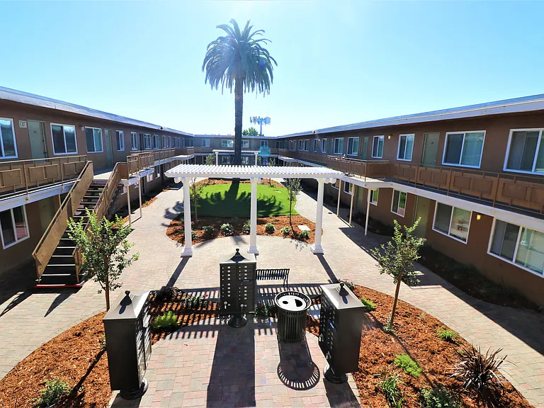 Coral Gardens Apartments — Photo 25