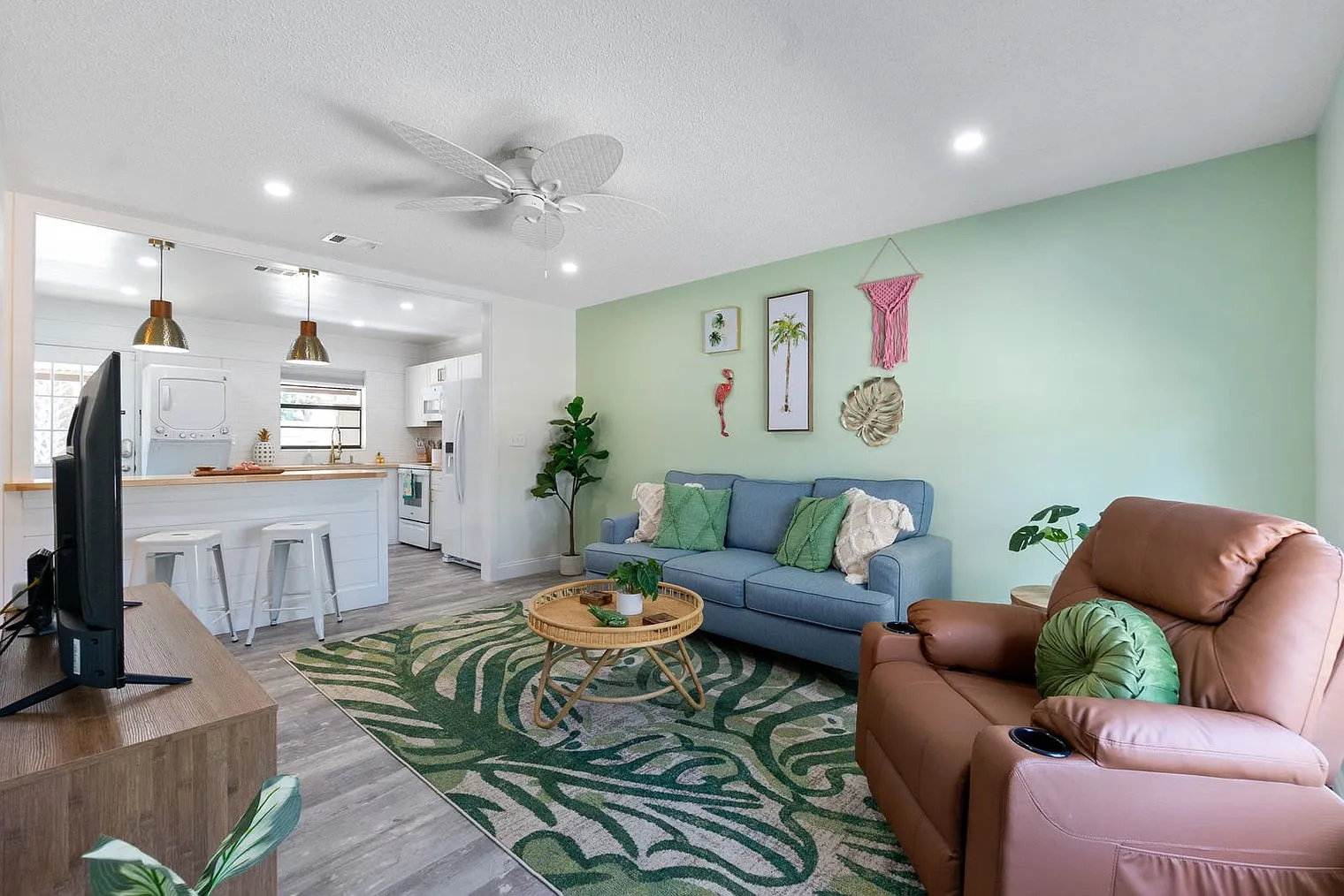 2 bed, 1.0 bath, 1194 sqft, $3,158 — Photo 2