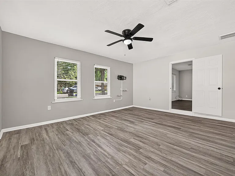 214 E Foley St — Photo 10