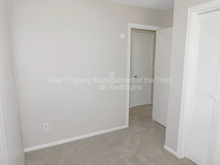 911 Tipperary Dr — Photo 15