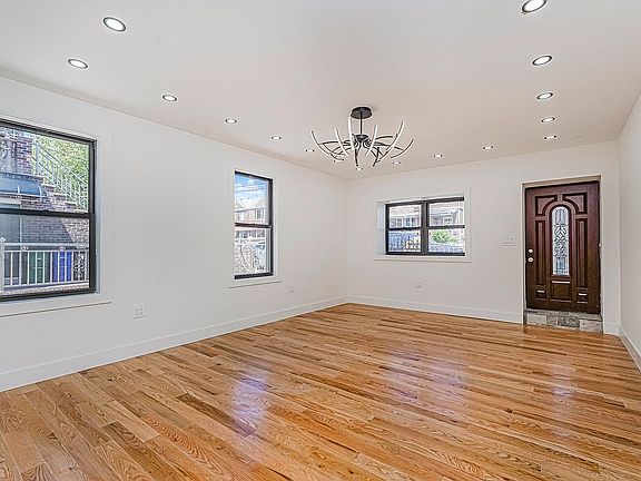 4th image of 994 E 54th St