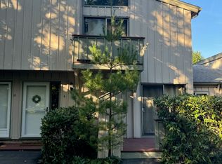 8 Wauwinet Ct, Guilford, CT 06437