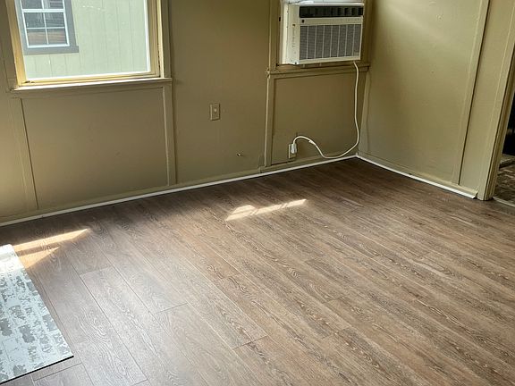 2nd image of 961 Hilltop Ct