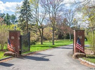 573 Remsens Ln, Oyster Bay, NY 11771