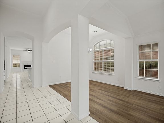 5th image of 2028 Ravenhurst Dr