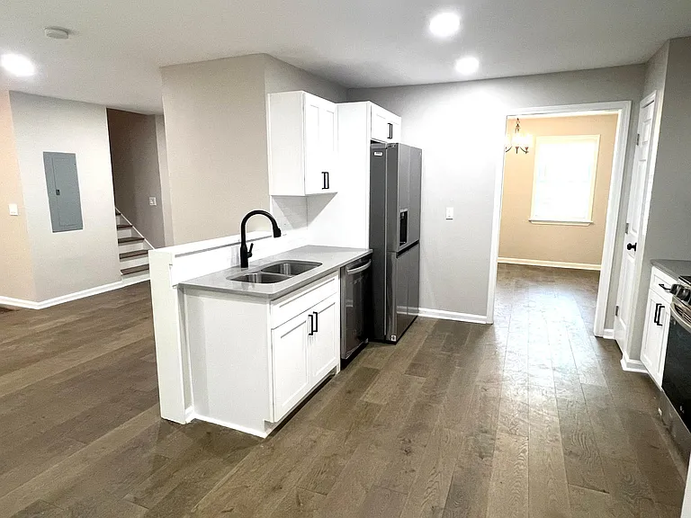 1884 Shamrock Dr — Photo 3