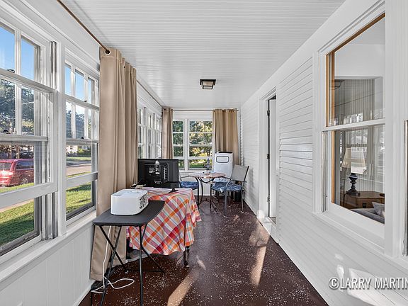 3rd image of 201 Jean St SW
