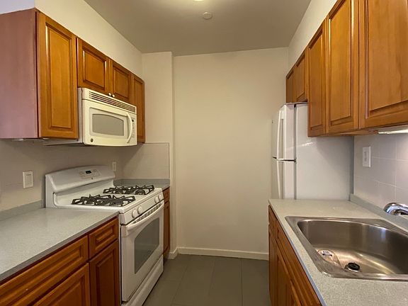 4th image of 150 W 111th St #2A