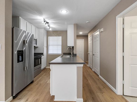 4th image of 1502 Cornerstone Ct #B
