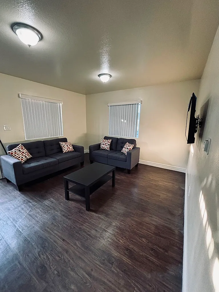 3 bed, 900 sqft, $3,650 — Photo 2