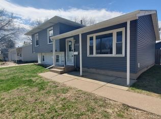 3302 Greenbrier Dr, Bettendorf, IA