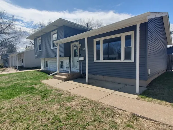 3302 Greenbrier Dr, Bettendorf, IA 52722