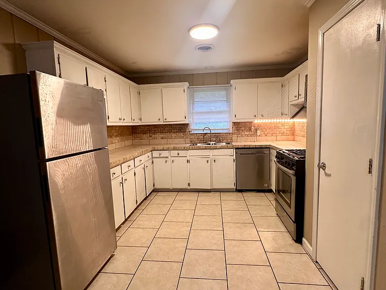 1564 Montclair Cir S — Photo 11