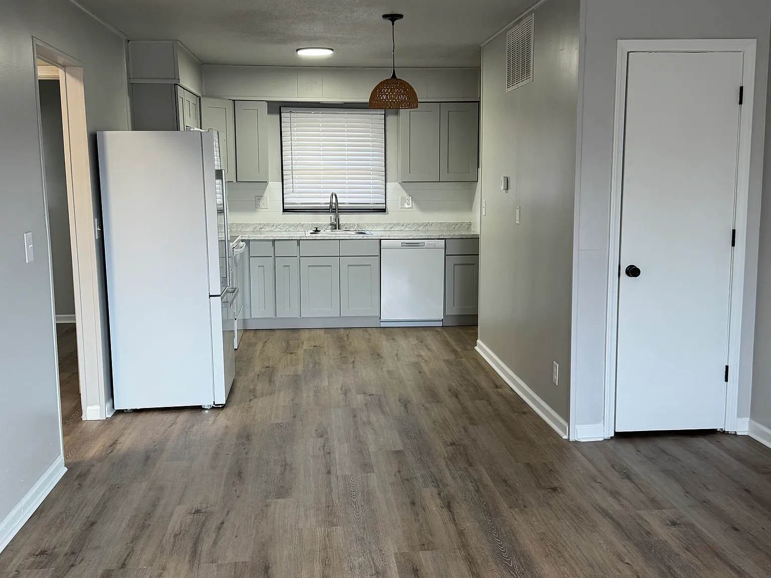 2 bed, 900 sqft, $1,100 — Photo 4