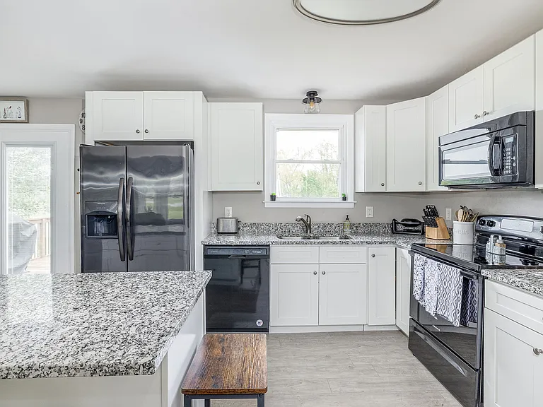 204 Edgewater Dr — Photo 9