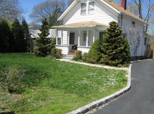 198 W 22nd St, Huntington, NY 11743