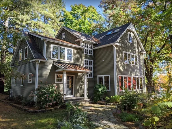 68 Hudson Rd, Bolton, MA 01740