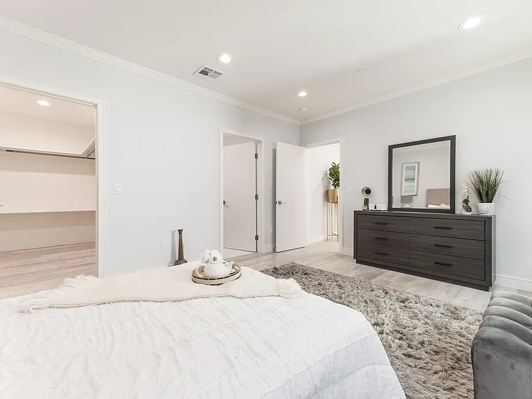 526 W Doran St — Photo 15