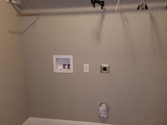 Large Laundry room w hookups