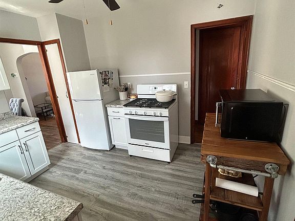3rd image of 108 E Grand Ave