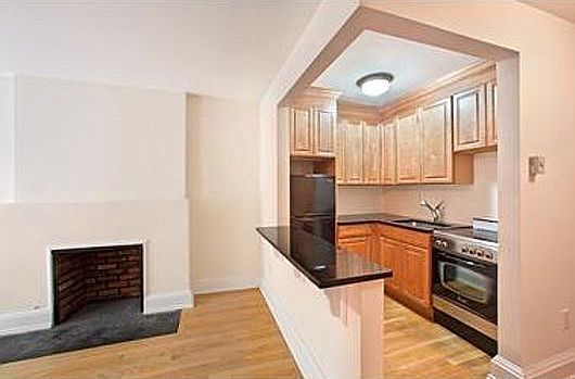 3rd image of 113 W 69th St APT 1