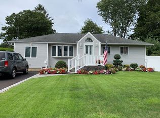 48 Munson Ln, West Sayville, NY 11796