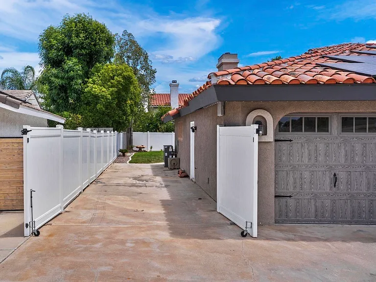 24050 Canyon Lake Dr N — Photo 4