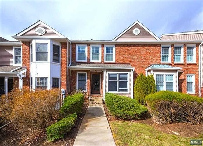 1st image of 138 Hawthorne Ct