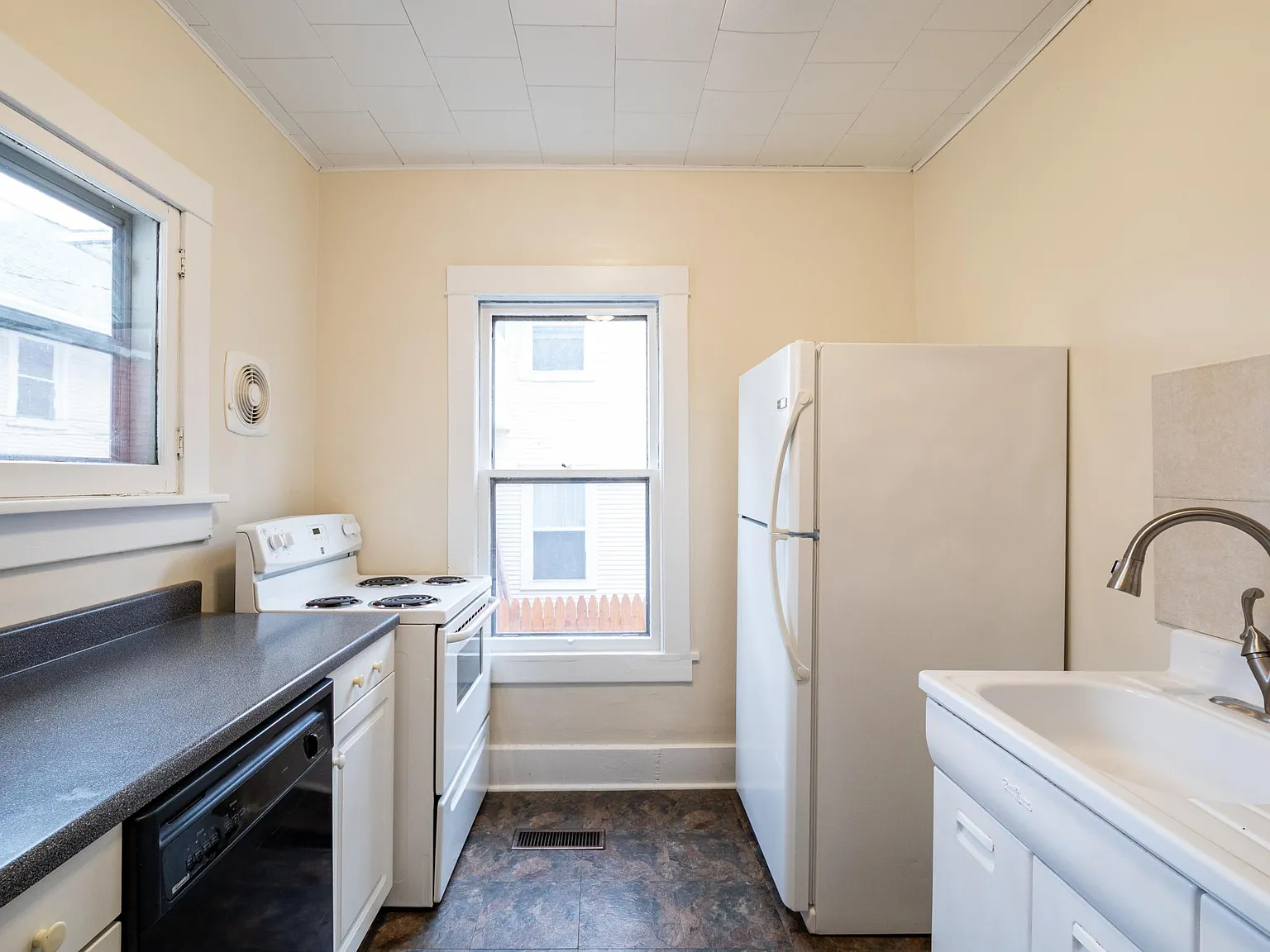 1 bed, 900 sqft, $1,215 — Photo 3