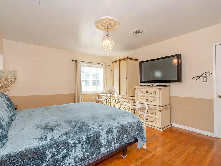 6240 Cahuenga Blvd — Photo 16