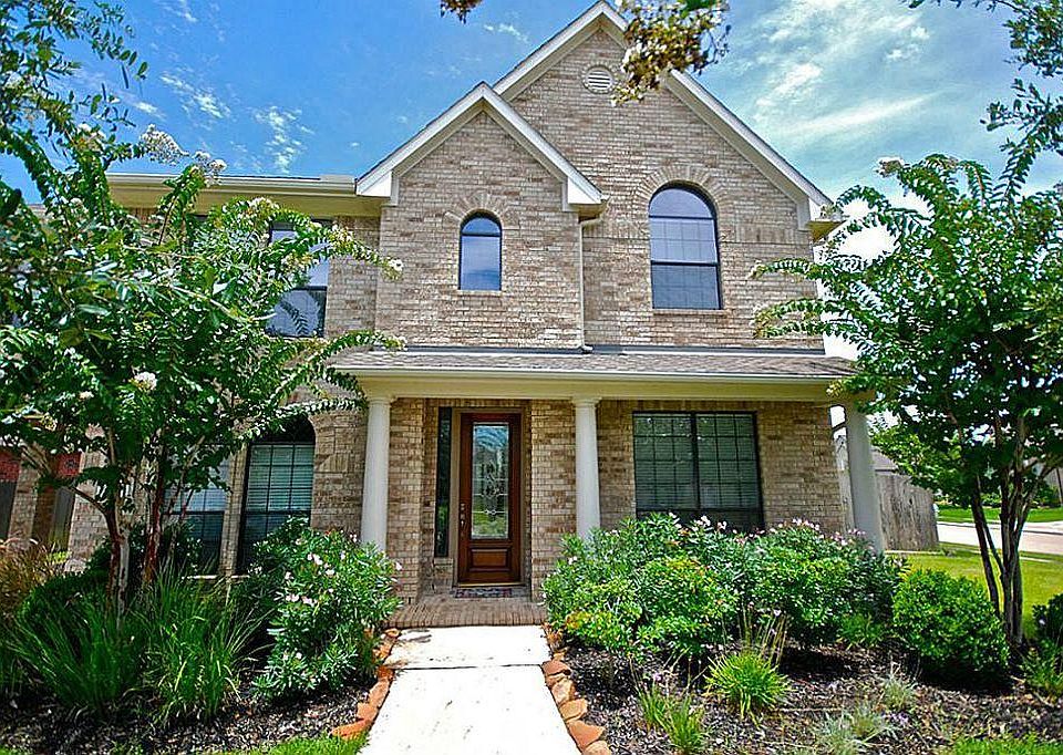 gorgeous welcoming landscaping with a front entrance