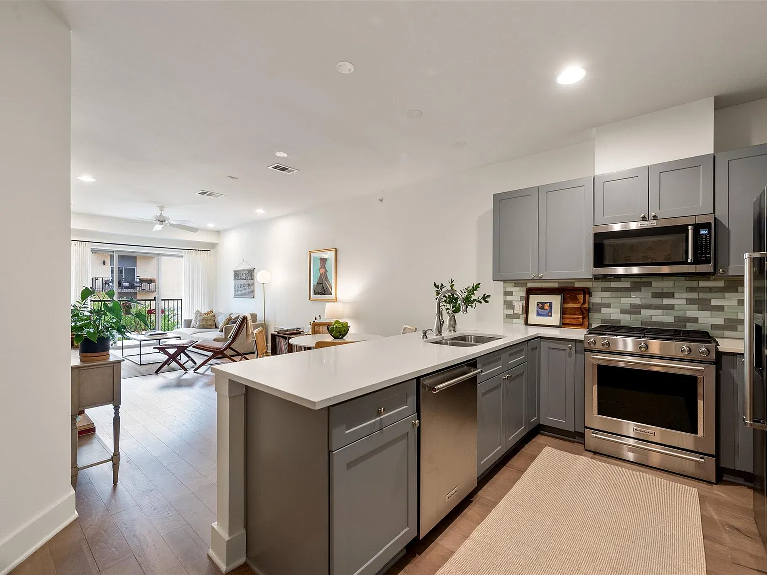 2 bed, 1.0 bath, 923 sqft, $2,600 — Photo 1