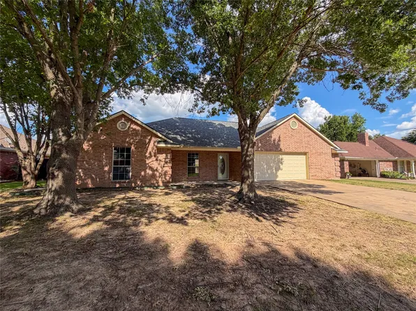 2204 N Village Dr, Bonham, TX 75418