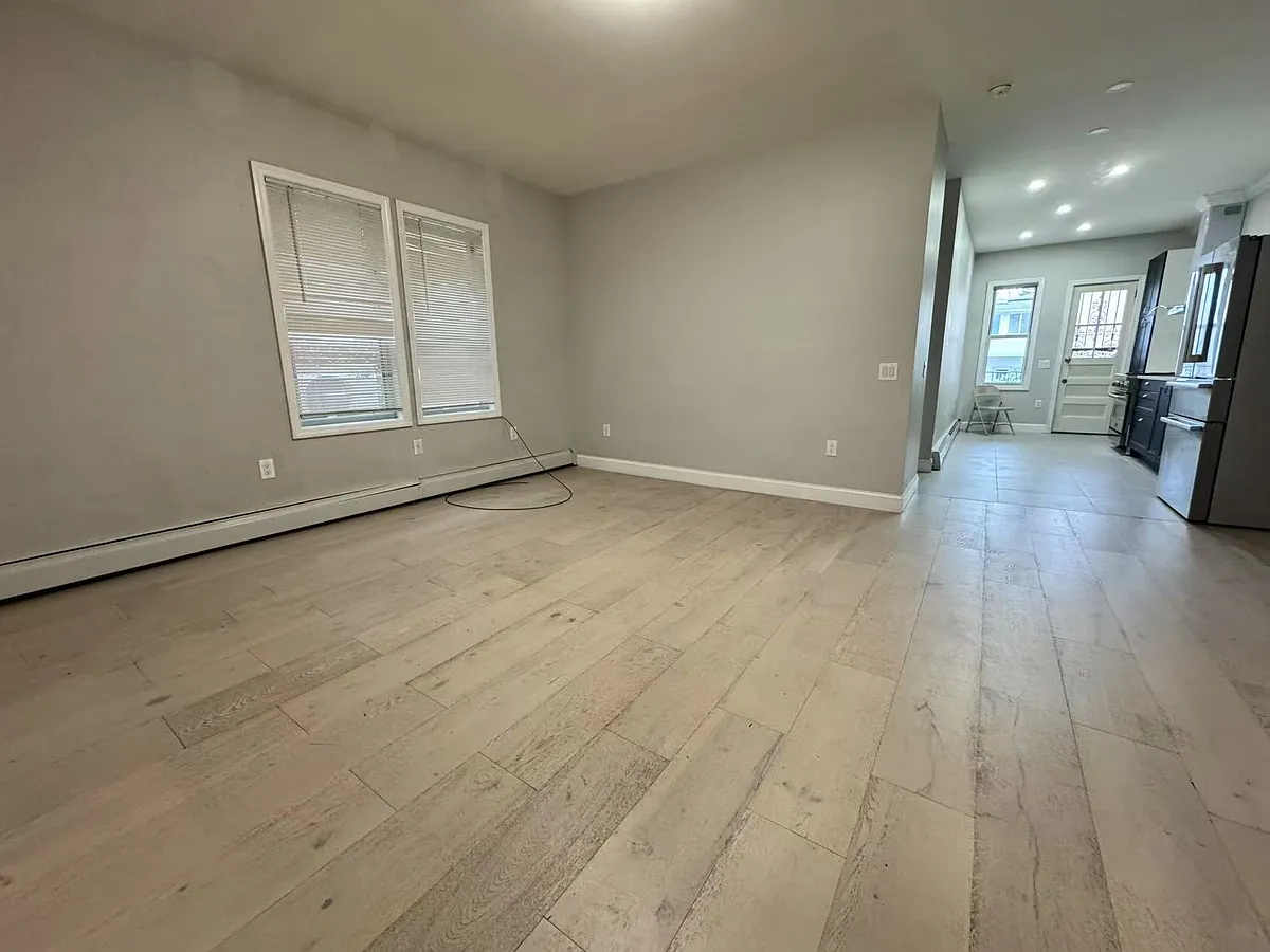 Building Photo - 1317 Hobart Ave #1