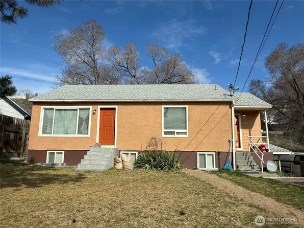 216 Cherry Avenue W, Omak, WA 98841