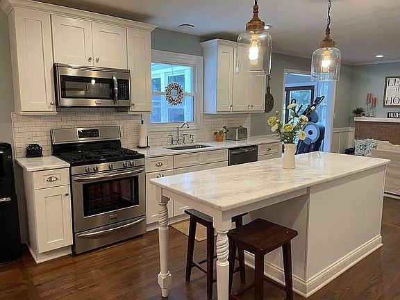 3rd image of 1731 Arbutus Dr