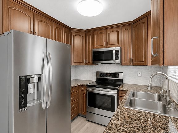 5th image of 1085 12th St Unit J