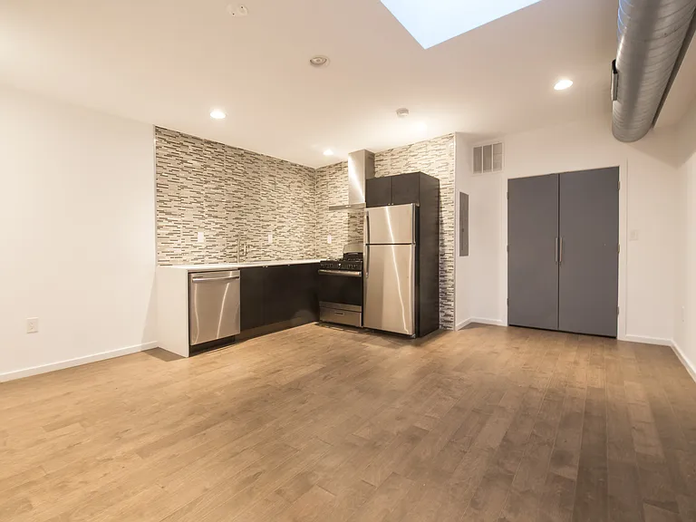 1211 N 5th St #6 — Photo 1