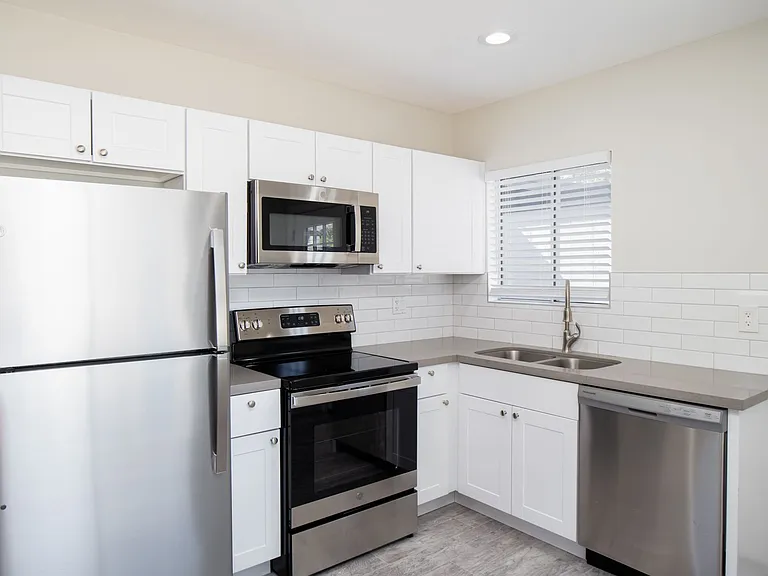 2122 W Augusta Ave #7 — Photo 8