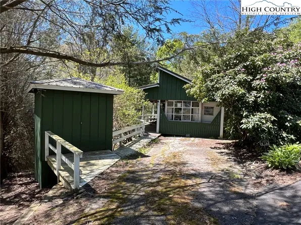 32 Powderhorn Lane, Newland, NC 28657