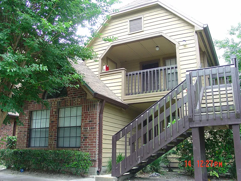 385 Woodside Dr — Photo 1