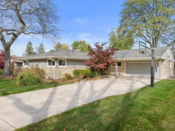 7104 N Crossway ROAD, Fox Point, WI 53217