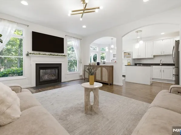 21 Chestnut Ct, Cedar Grove, NJ 07009